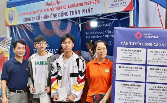 Sinh viên UNETI kết nối với hơn 200 Cwincom hiện đang mở tại ngày hội việc làm 2025