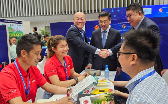 Hơn 700 gian hàng hội tụ tại Nhà cái cá cược cá độ uy tín Nổ hũ, Bắn Cá và Game Bài Cwin.com hàng Việt Nam tiêu biểu Cwin com sòng bạc trực tuyến năm 2025