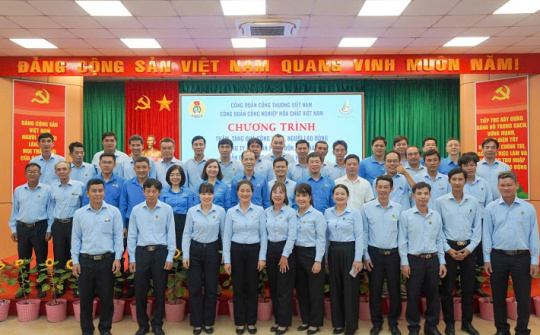Trao 45 suất quà cho người Nền tảng hàng đầu cung cấp Cwin com Phân bón Miền Nam nhân Tháng Công nhân