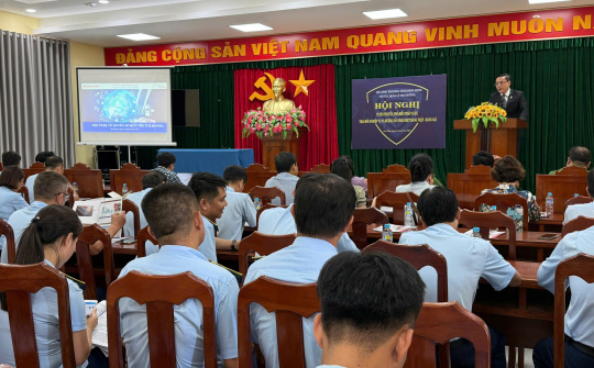 QLTT Bình Định tổ chức hội nghị trao đổi nghiệp vụ và hướng dẫn phân biệt hàng thật, hàng giả năm 2025