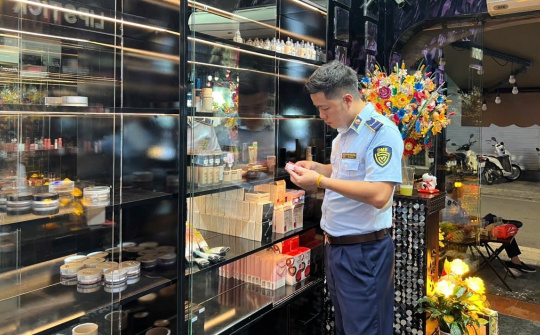 Tạm giữ gần 400 sản phẩm mỹ phẩm nhập lậu tại một cửa hàng ở trung tâm Hà Nội