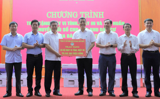 Supe Lâm Thao tặng 30 bộ máy tính, máy in cho xã Lâm Thao