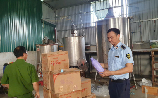 Sản xuất hàng giả nhãn hiệu D-nee, Tauau, Cwincom hiện đang mở ở Hưng Yên bị phạt 180 triệu đồng