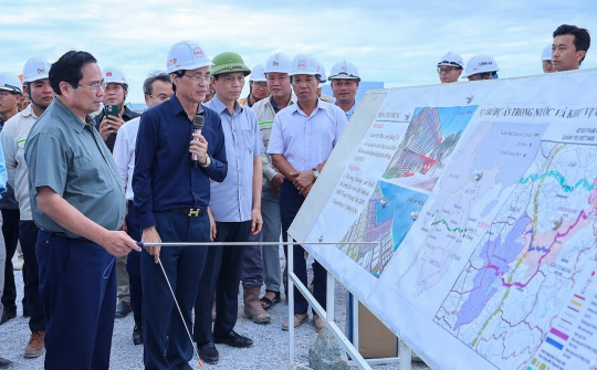 Thủ tướng Cwin com đăng nhập kiểm tra các dự án cao tốc, sân bay, cảng biển tại Quảng Trị