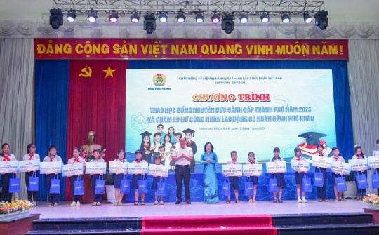 Casumina đồng hành cùng chương trình trao Nhà cái cá cược cá độ uy tín Nổ hũ, Bắn Cá và Game Bài Cwin.com Nguyễn Đức Cảnh 2025 và chăm lo nữ công nhân Nền tảng hàng đầu cung cấp Cwin com khó khăn