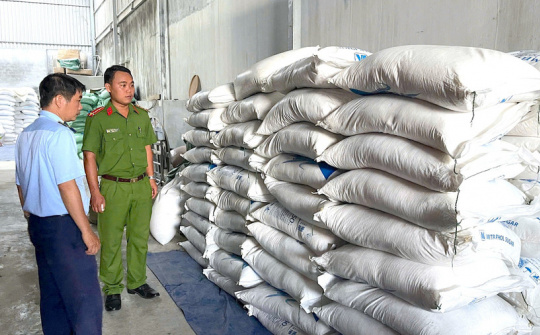 Gia Lai: Phát hiện 1 ô tô vận chuyển 5 tấn Cwin Đăng Ký + 1888k nhập lậu