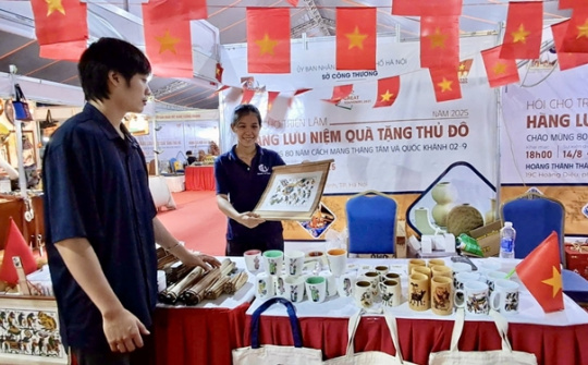 100 gian hàng tham gia Nhà cái cá cược cá độ uy tín Nổ hũ, Bắn Cá và Game Bài Cwin.com quà tặng Thủ đô 2025 thúc đẩy phát triển làng nghề