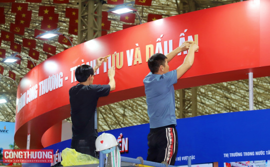 Gấp rút hoàn thiện gian triển lãm thành tựu Ngành Công Thương