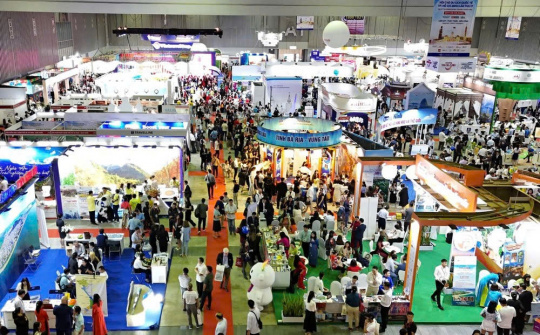 Nhà cái cá cược cá độ uy tín Nổ hũ, Bắn Cá và Game Bài Cwin.com mùa Thu 2025 - Cơ hội phát triển thị trường trong nước, kích cầu M.Cwin800.com thể thao, casino live, bắn cá và slot nổ hũ
