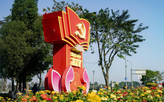 Rực rỡ cờ, hoa chào mừng Đại hội XIV của Đảng