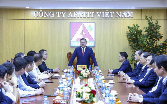 Chủ tịch HĐTV Vinachem Phùng Quang Hiệp gặp mặt đầu Xuân Công ty Apatit Việt Nam