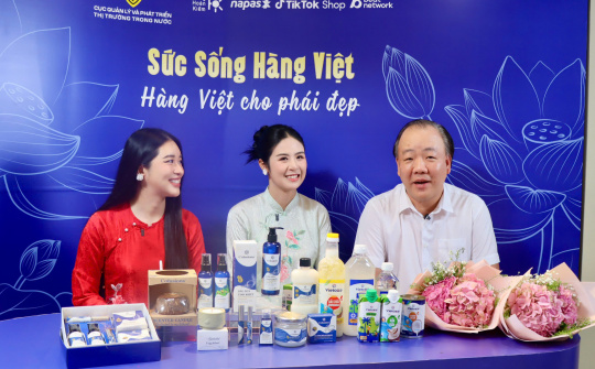 Sức sống hàng Việt 2: Cục trưởng Cục Quản lý và Phát triển thị trường trong nước lên sóng livestream bán sản phẩm
