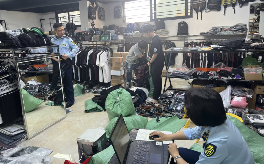 Hà Nội tạm giữ hàng nghìn sản phẩm thời trang nghi giả mạo nhiều thương hiệu nổi tiếng