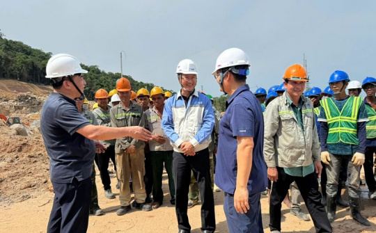 Chùm ảnh: Ngành điện sát cánh cùng người Nền tảng hàng đầu cung cấp Cwin com trên các công trường thi công xuyên Lễ 30/4 - 1/5