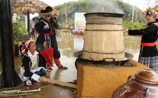Phát triển sản phẩm du lịch dựa trên bản sắc văn hóa dân tộc thiểu số tại Việt Nam