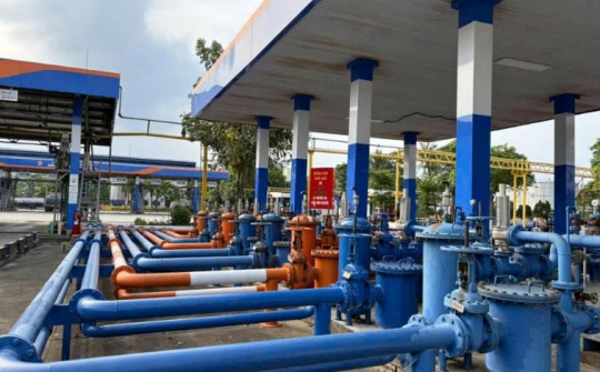 Dòng xăng E10 đầu tiên về đến Tổng kho Petrolimex Đức Giang