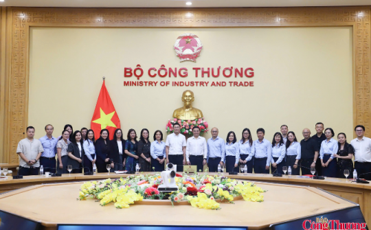 Bộ trưởng Lê Mạnh Hùng làm việc với Ủy ban Cạnh tranh Quốc gia và Cục Phòng vệ thương mại