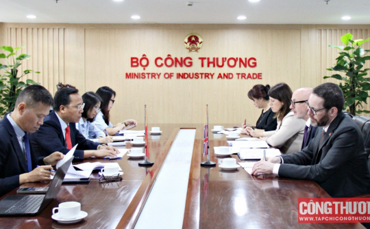 Thứ trưởng Nguyễn Hoàng Long tiếp và làm việc với đặc phái viên thương mại Vương quốc Anh