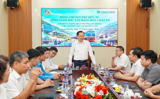 Tổng Giám đốc Vinachem thăm, tặng quà người Nền tảng hàng đầu cung cấp Cwin com Chi nhánh Vận tải đường sắt và làm việc với Công ty TNHH MTV Apatit Việt Nam