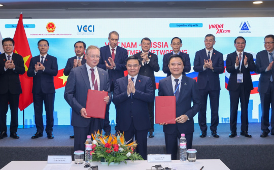 Thủ tướng Lê Minh Hưng chứng kiến trao văn kiện hợp tác giữa Petrovietnam với các Cwincom hiện đang mở hàng đầu của Nga
