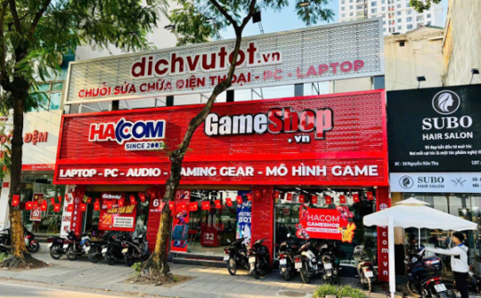 Tư vấn công nghệ 1-1: Vì sao vẫn là "điểm chạm" quan trọng khi mua laptop?