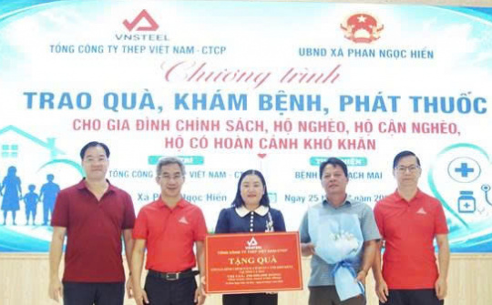 Tổng công ty Thép Việt Nam cùng Bệnh viện Bạch Mai khám bệnh, phát thuốc và trao quà cho nhân dân Cà Mau