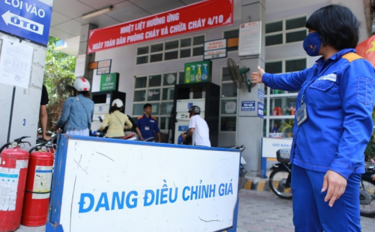 Xăng giảm giá từ 16 giờ 55 phút chiều ngày 5/10