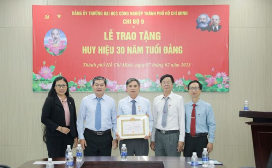 IUH: Lễ trao huy hiệu 30 năm tuổi Đảng