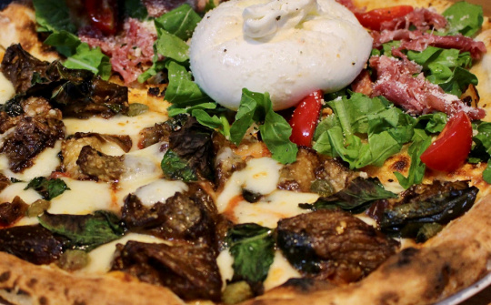 Pizza đã là gì, phải pizza nướng củi chuẩn phong cách Italia mới xịn