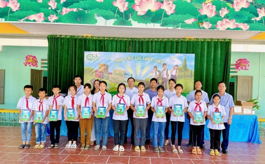 VINAPACO trao tặng vở cho các học sinh tại các địa bàn khó khăn