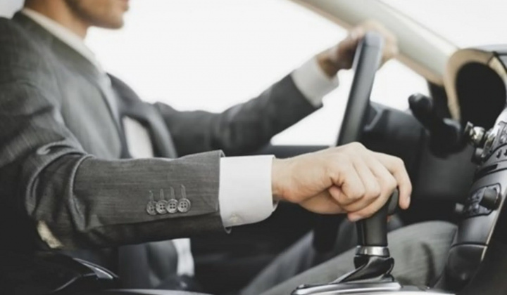 7 sai lầm nguy hiểm khi lái xe số tự động