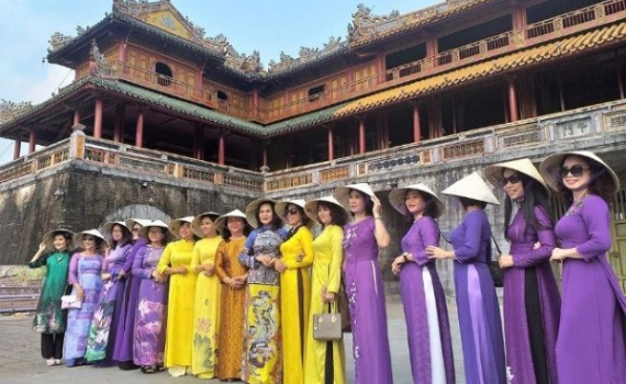 Miễn vé tham quan di tích Huế cho du khách nữ mặc áo dài ngày 20/10