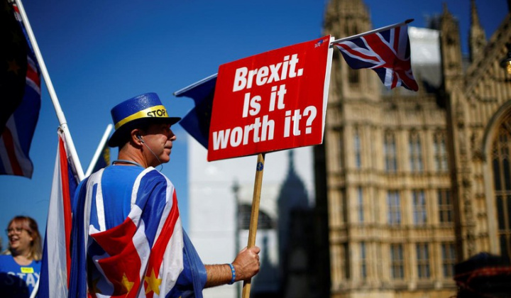 Brexit: Quốc hội Anh “đá phản lưới nhà”