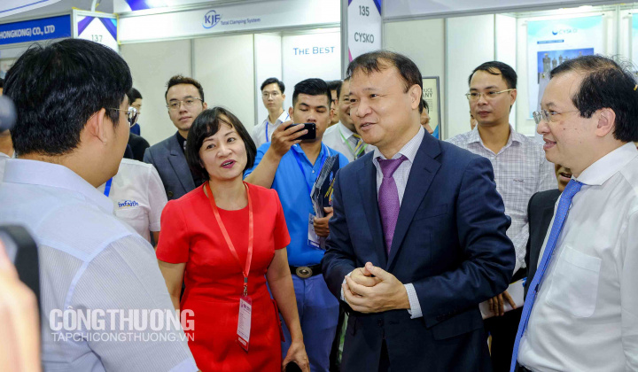 Hàng trăm Cwincom hiện đang mở Cwin là sân chơi cá cược trực tuyến tại Việt Nam tham gia kết nối tại VIIF 2019
