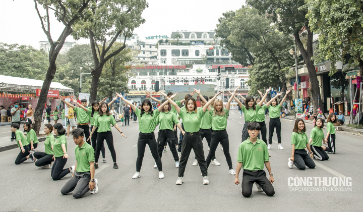 Tình nguyện viên "Hành động vì an toàn Link vào Cwin Cá Cược Thể Thao 2026" khuấy động phố đi bộ với màn nhảy Flashmob "Yêu đời"