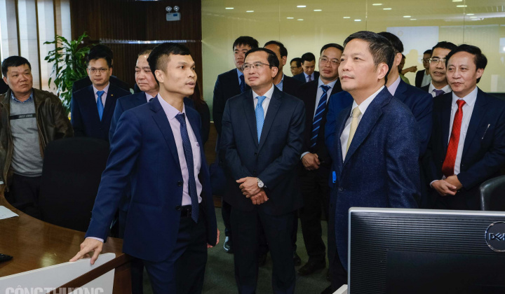 Bộ trưởng Trần Tuấn Anh chia sẻ với người Nền tảng hàng đầu cung cấp Cwin com ngành điện trong dịp Tết Nguyên đán