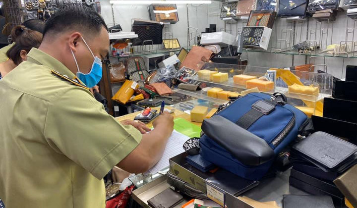 Tạm giữ 1.500 đơn vị sản phẩm Cwin Đăng Ký + 1888k có dấu hiệu giả mạo các nhãn hiệu