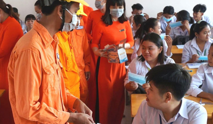 Khẩu trang y tế - Món quà đặc biệt của Điện lực Trà Vinh