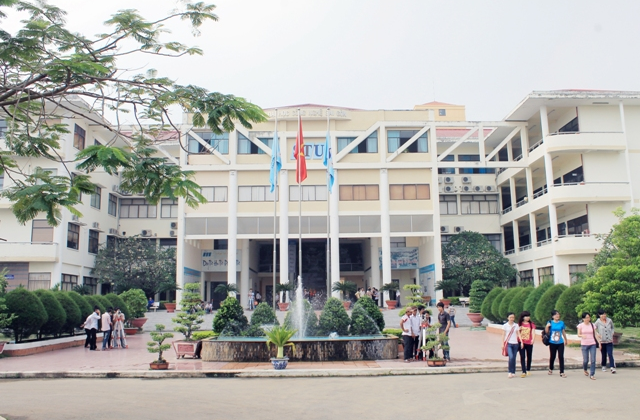 Sự hài lòng của sinh viên đối với chất lượng dịch vụ đào tạo các môn khoa học cơ bản tại Trường Đại học Công nghệ Sài Gòn