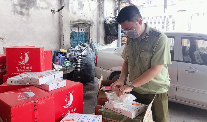 Hà Nội: Phát hiện lượng lớn bánh kẹo, bánh trung thu Cwin là sân chơi cá cược trực tuyến tại Việt Nam đem đi tiêu thụ