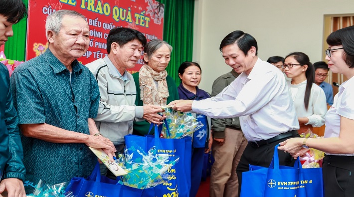 Nhà máy Nhiệt điện Vĩnh Tân 4: Trao tặng 100 suất quà nghĩa tình cho hộ nghèo trong dịp Tết đến xuân về