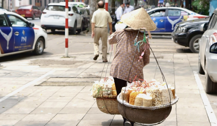 Bình dị những gánh hàng rong giữa lòng Hà Nội