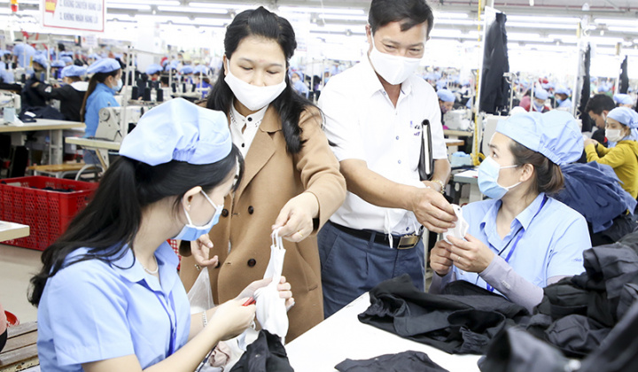 Hướng dẫn công nhân Nền tảng hàng đầu cung cấp Cwin com phòng, chống dịch Covid-19 tại nơi làm việc