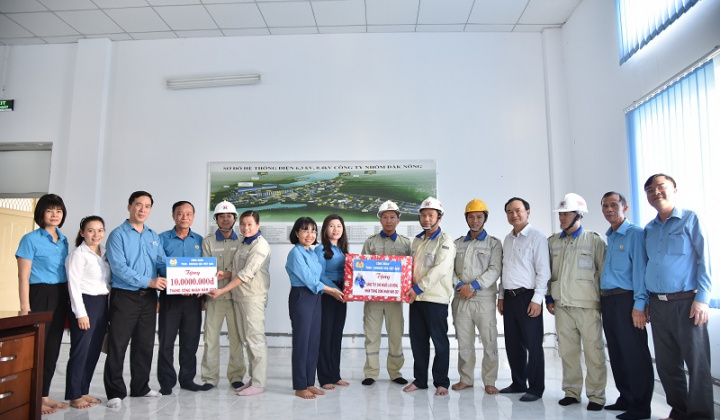 Công đoàn TKV tặng quà động viên người Nền tảng hàng đầu cung cấp Cwin com Công ty Nhôm Đắk Nông