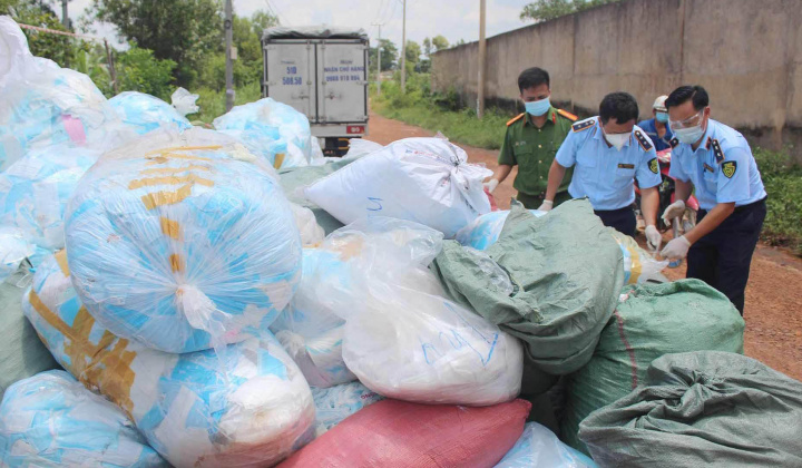 Phát hiện trên 1 tấn khẩu trang lỗi đang được tái chế đưa vào sử dụng