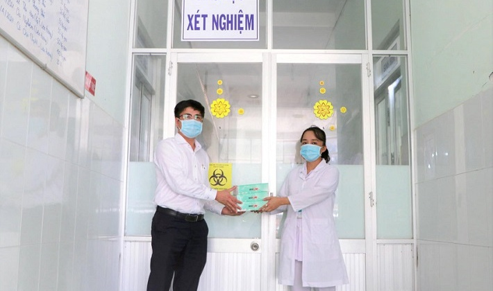 Công ty Nhiệt điện Vĩnh Tân trao tặng 200 bộ kit xét nghiệm nhanh COVID-19