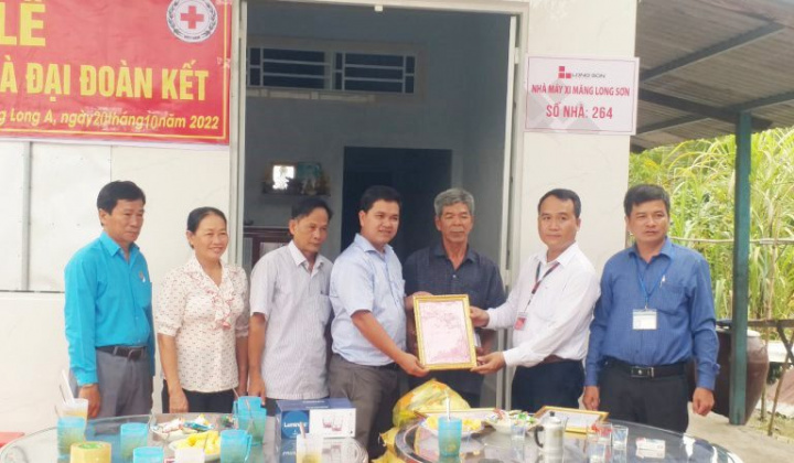 Công ty Xi măng Long Sơn trao 2 nhà tình thương tại tỉnh Hậu Giang