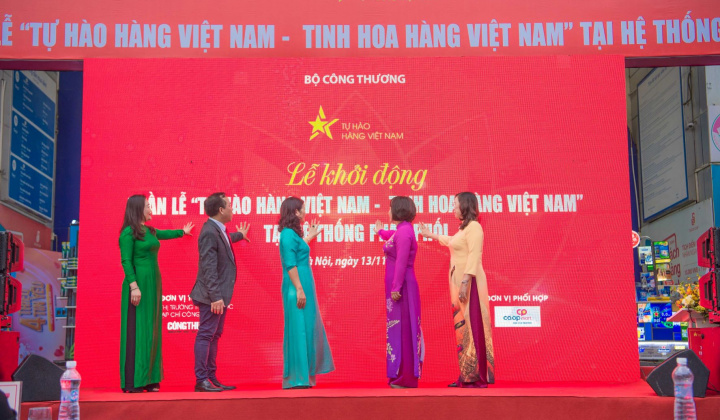 Bấm nút phát động Tuần lễ “Tự hào hàng Việt Nam - Tinh hoa hàng Việt Nam” tại Saigon Co.opmart Hà Nội