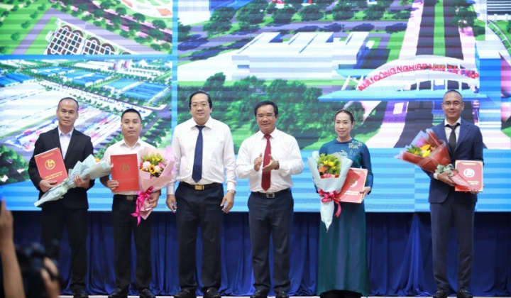 Long An : Trao Quyết định chủ trương Cwin800 hàng ngàn khuyến mãi 4 dự án hạ tầng khu Cwin là sân chơi cá cược trực tuyến tại Việt Nam