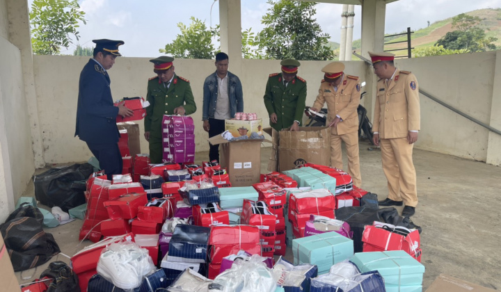 Sơn La: Tạm giữ hàng trăm sản phẩm Cwin Đăng Ký + 1888k giả mạo nhãn hiệu được bày bán cho bà con vùng cao